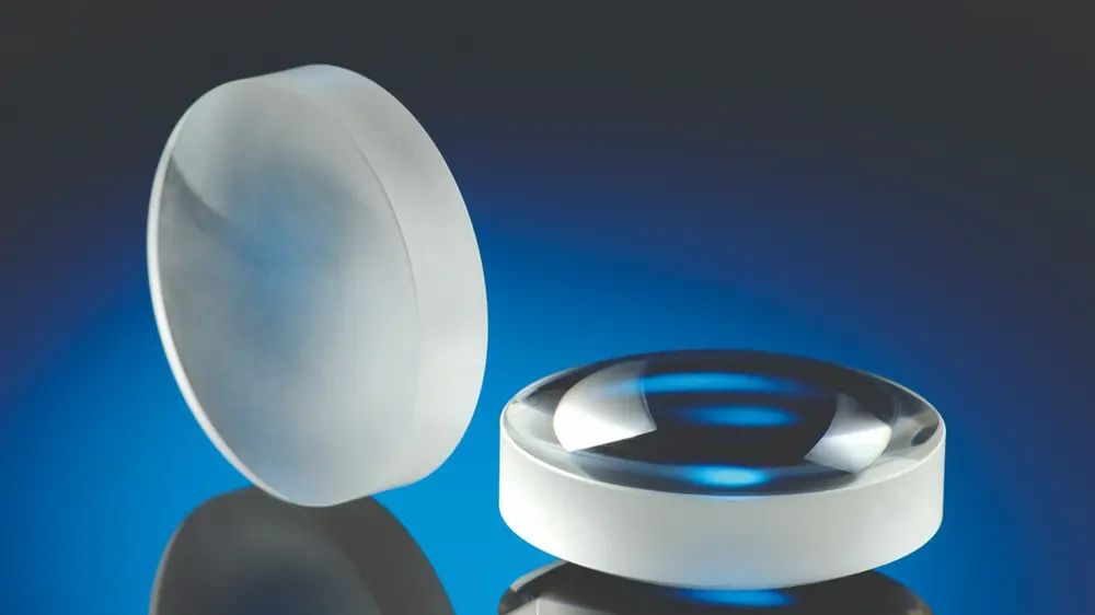 Laserpolijsten kan niet alleen toegepast worden op metalen componenten maar bijvoorbeeld ook bij (glazen) optische componenten. (Foto: Fraunhofer ILT)