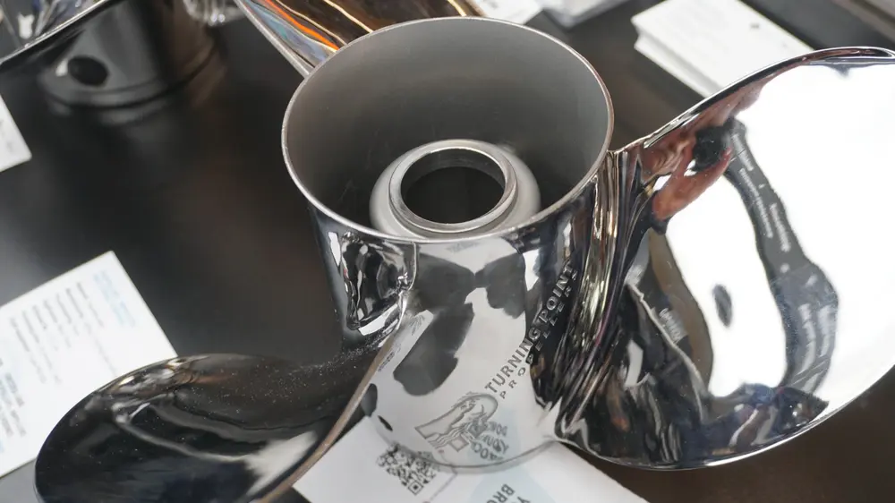 Een voorbeeld van elektrolytisch polijsten is het proces van DryLite, dat onder andere wordt gebruikt voor 3D geprinte metalen componenten. Bijzonder aan deze gepatenteerde technologie is dat DryLite elektrisch geactiveerde partikels gebruikt, die zodra ze het oppervlak raken ionen uitwisselen. Hierdoor verwijdert men enkel materiaal van de pieken in het oppervlak. 