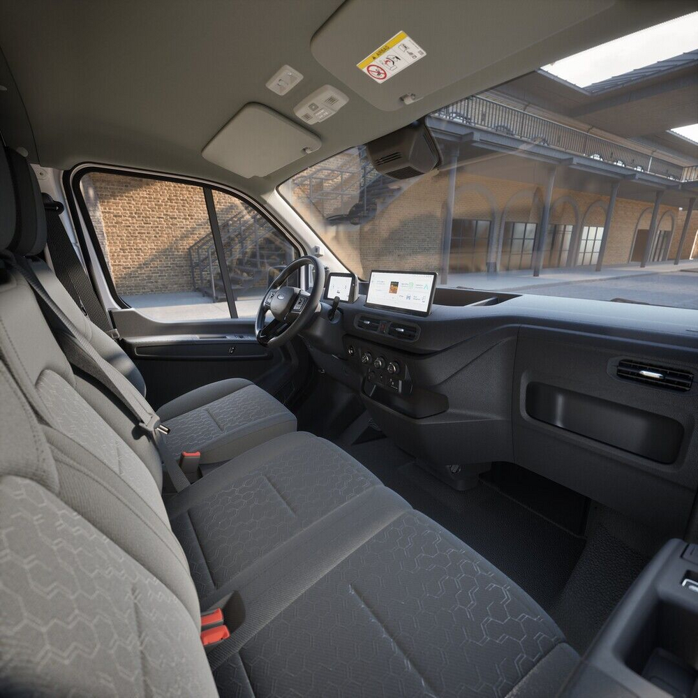 Het interieur is eenvoudig maar functioneel, met een digitaal instrumentarium en centraal infotainmentscherm