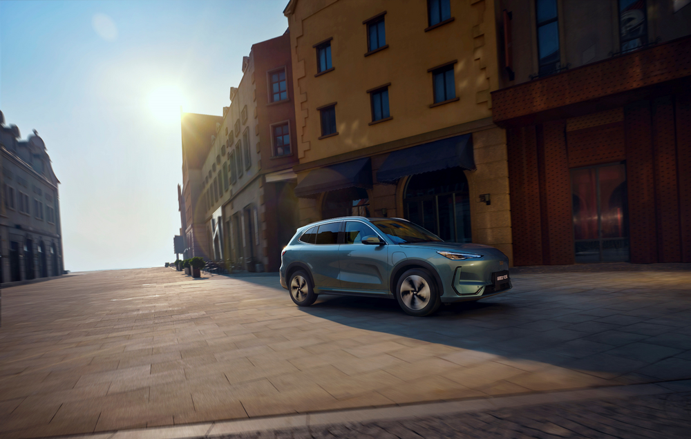 Geely E5 benadrukt zijn full-electric positionering met een strak, aerodynamisch design en gesloten frontpartij