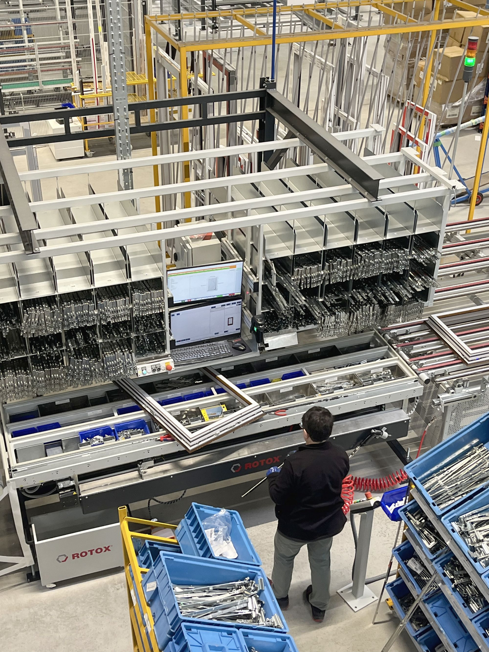 un robot dédié à la pose des quincailleries