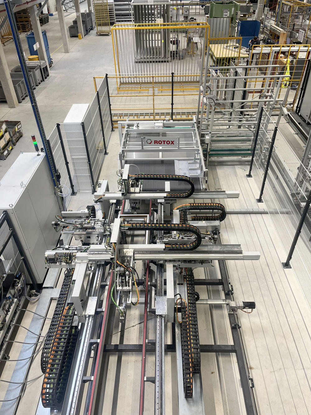 le châssis passe dans une visseuse à six têtes