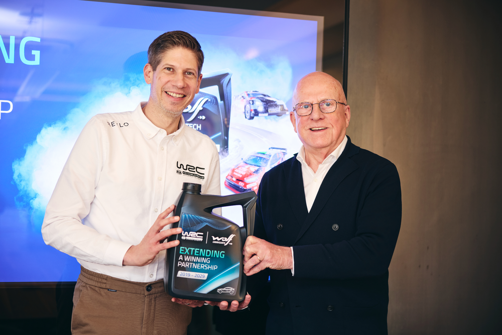 Ondertekening van de verlenging tussen Arne Dirks, Chief Marketing Officer van het World Rally Championship, en Philippe Verellen, CEO van Wolf Oil Corporation