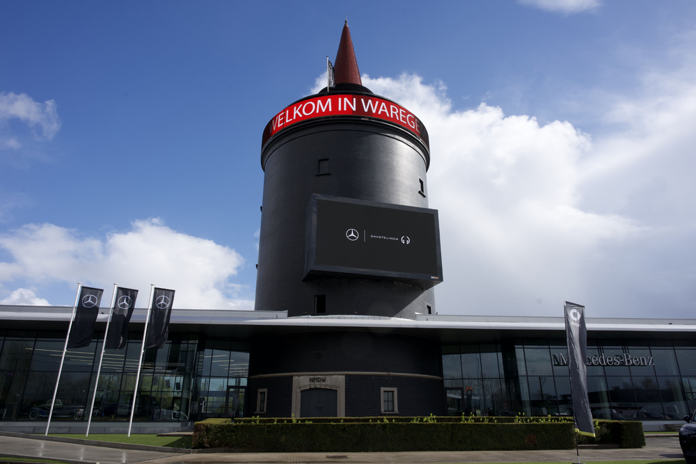 De integratie van de Waregemse watertoren vormt een centraal element binnen het showroomconcept en huisvest de Ghistelinck Heritage-ruimte