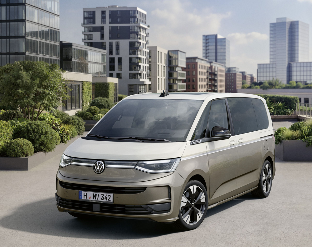 De vernieuwde Volkswagen Multivan krijgt een aangescherpte frontpartij met nieuwe lichtsignatuur en sterkere visuele breedte