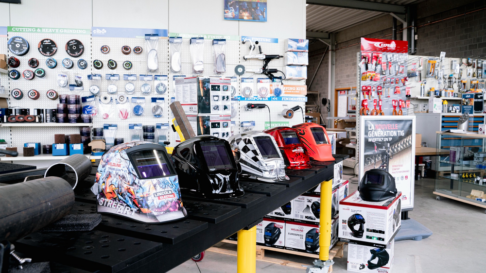 Blik op de ruime showroom