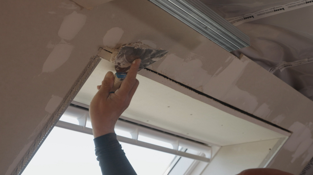 plak de band vast met plamuur