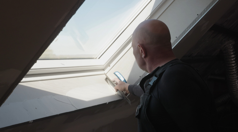 plamuur afstrijken met brede spaan