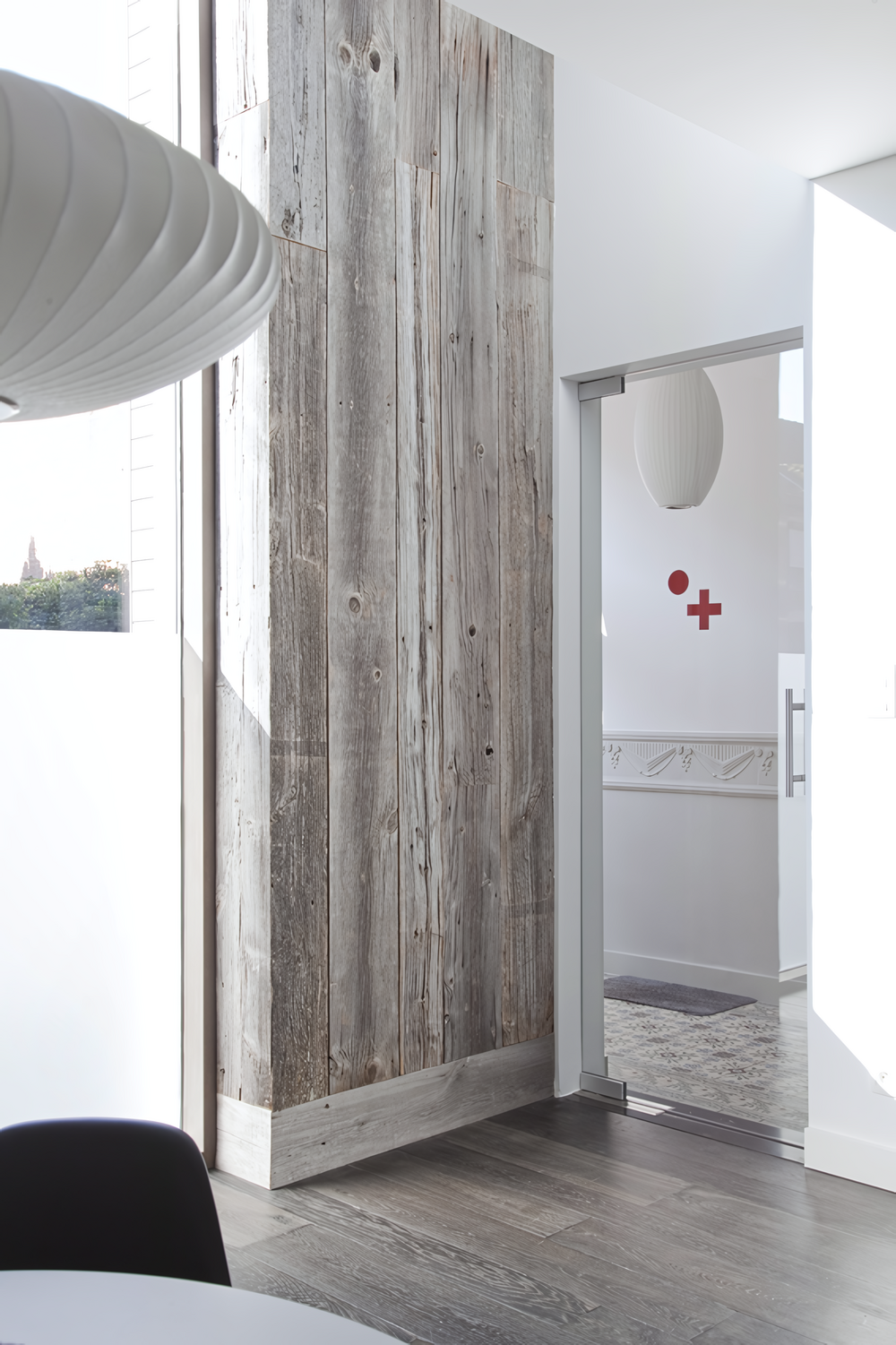 Barnwood als verticale wandbekleding: patina als blikvanger in strak, hedendaags interieurconcept