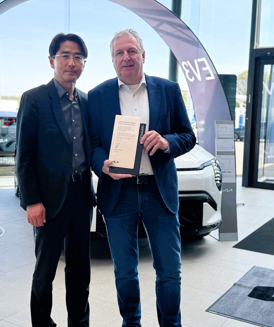 van het merk. Overhandiging van de award aan Philippe Steveny in aanwezigheid van de voorzitter van Kia Belux