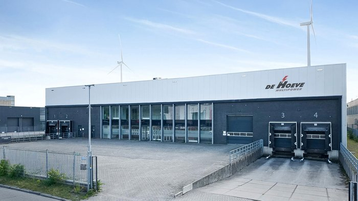 Het nieuwe hoofdkantoor van De Hoeve Multipower in Den Bosch biedt extra magazijncapaciteit en geoptimaliseerde logistieke faciliteiten om de groei van het bedrijf te ondersteunen
