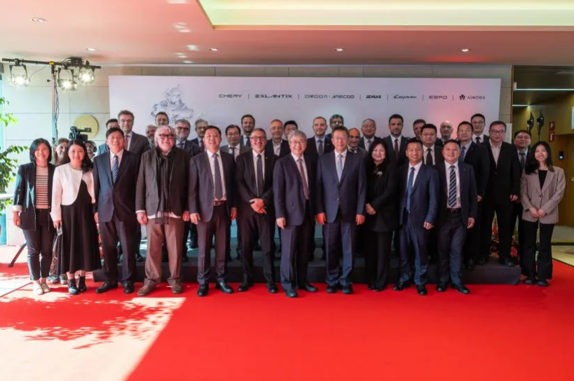 Groepsfoto met Chinese en internationale genodigden tijdens de officiële openingsceremonie van de Europese activiteiten van Chery
