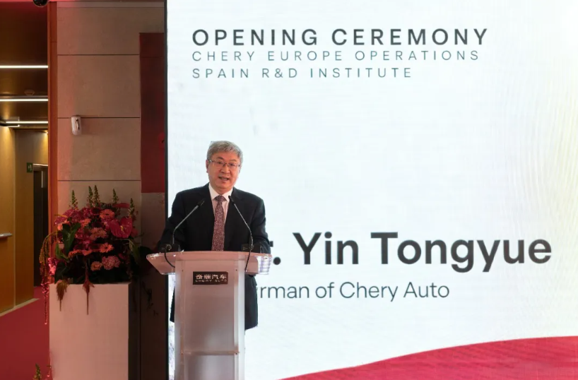 Yin Tongyue, voorzitter van Chery Holding Group, tijdens zijn toespraak op de openingsceremonie