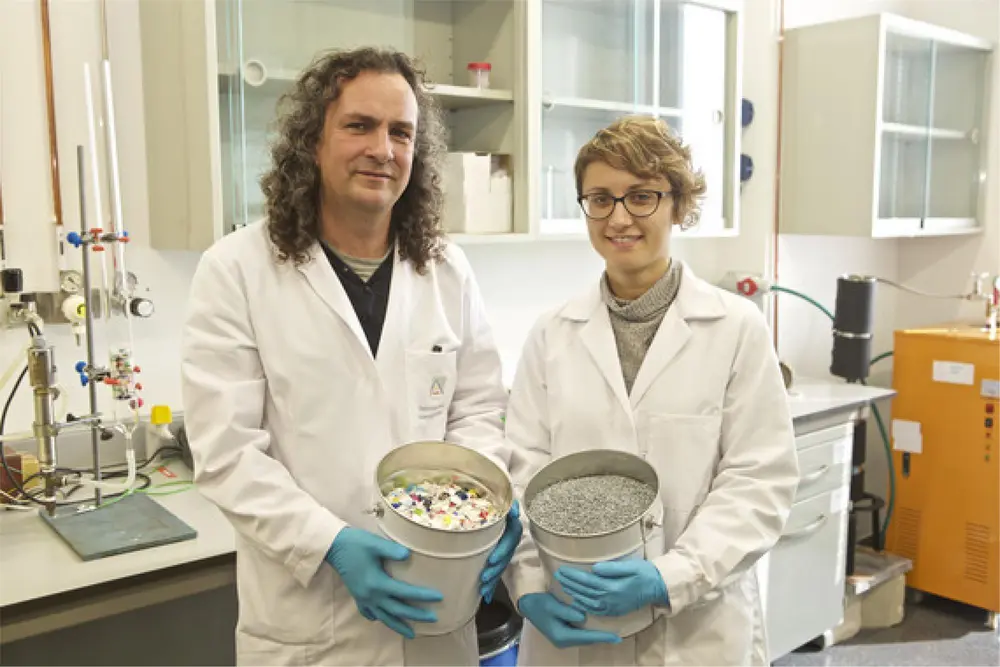Andrea Cabanes en Andrés Fullana van de UA REMAN-onderzoeksgroep tijdens het proces van eliminatie van geuren in gerecycled plastic