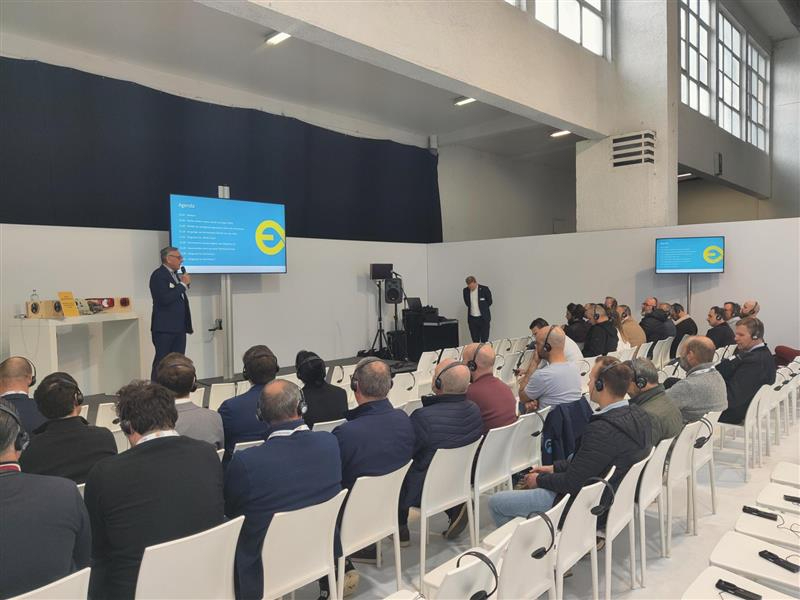 presentatie EDUCAM op AutoTechnica