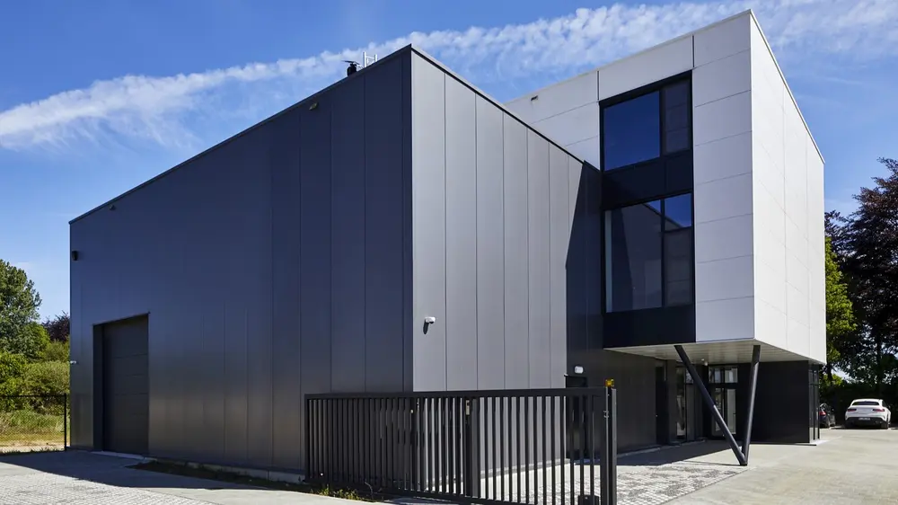 Vlecad is gevestigd in een nieuw gebouw te Bree, compleet met een eigen opleidingscentrum