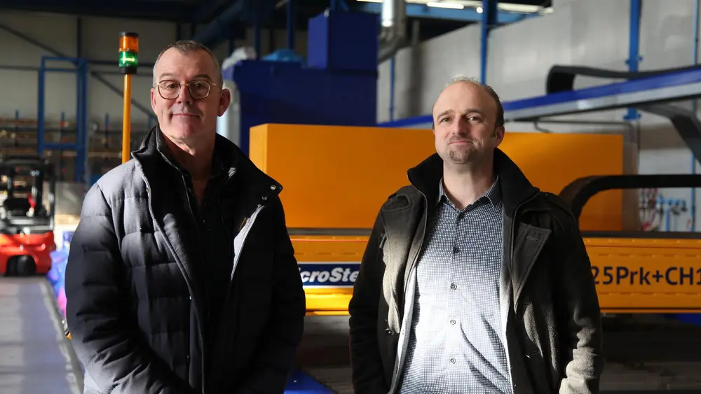 Paul Meijering (links) en Nic Wouters (rechts) bij de MicroStep-plasmasnijmachine