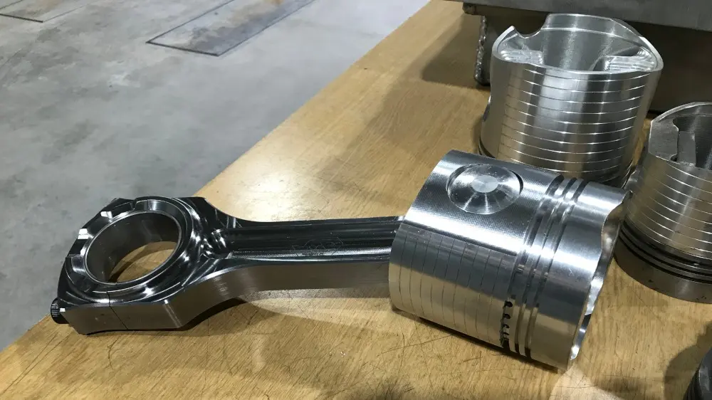  Combinatie zuiger met drijfstang voor tractorpulling. Vormgegeven conform klantwens en gemaakt uit billet