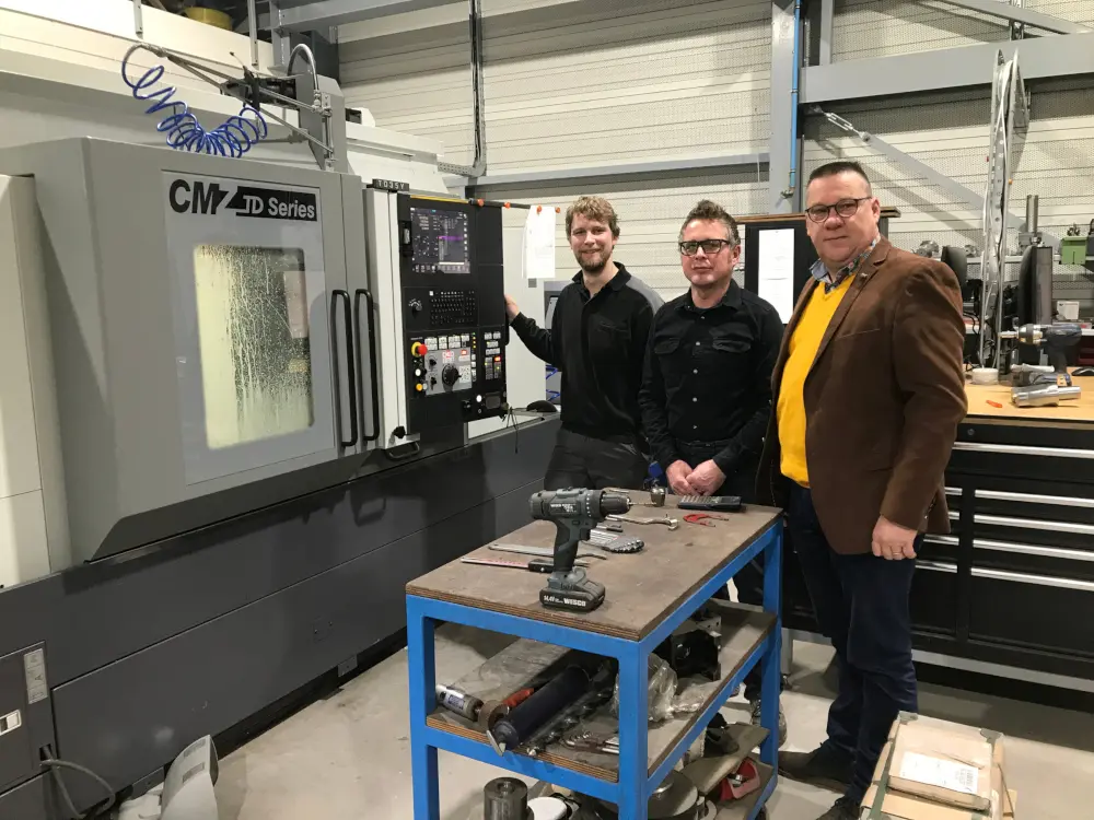 Jan van Gent (cousin), Jan van Gent (propriétaire) et Pieter Jan Kraaijeveld (Directeur Special Tools Benelux) à côté du tour CNC de CMZ