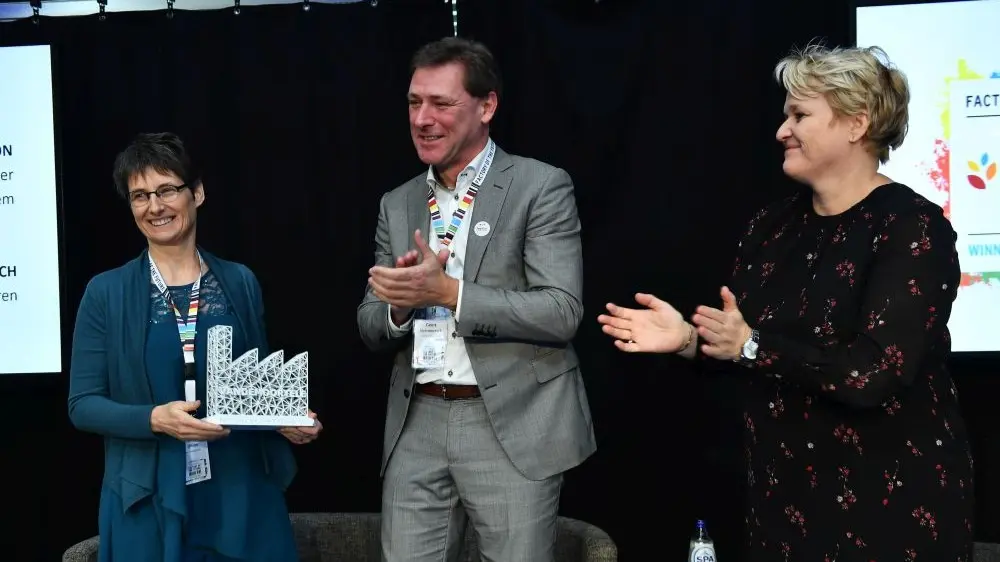 Site manager Nele Union van Vandemoortele ontving de award uit handen van Geert Vermeersch, voorzitter van FEVIA Vlaanderen, en Nathalie Muylle, Vlaams minister van Economie