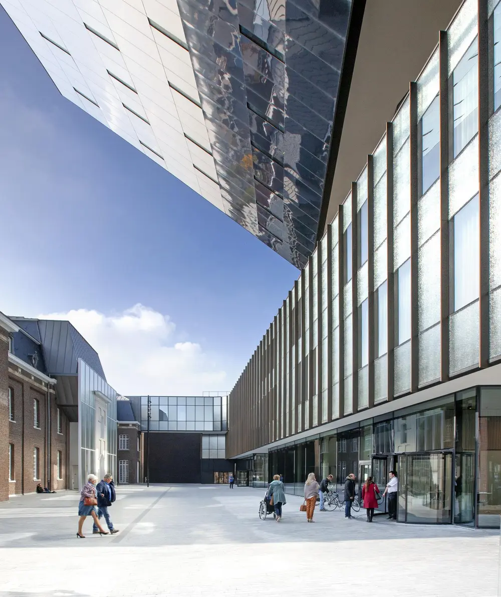 De gevel bestaat uit reflecterend glas