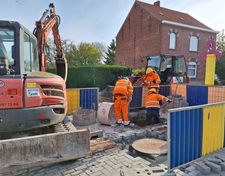 Medewerkers van AGBb voeren wegenwerken uit