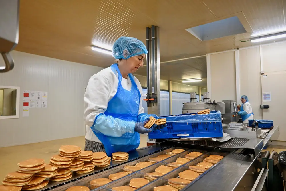 Hier zijn zo'n 25 medewerkers aan de slag; vooral vrouwen