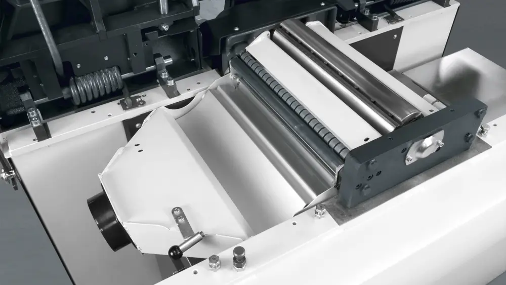 Bij openklappende modellen helpt een veermechanisme het gewicht van de tafels te dragen bij het manueel openen