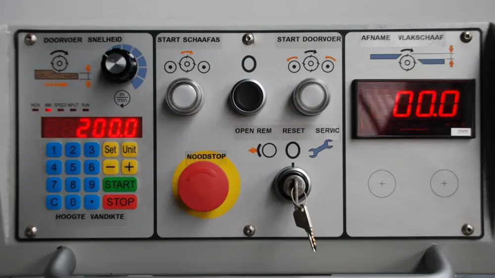 Als optie kan een combinatiemachine uitgerust worden met een automatische sturing via touchscreen of computer met klavier