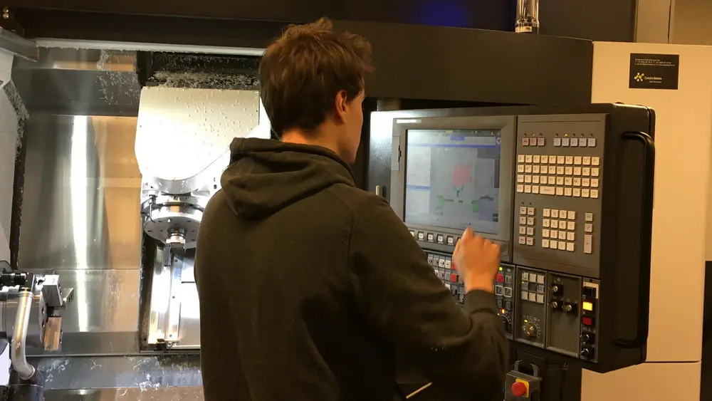 Multus B250 II met een vijfassig draai- en freescenter vergemakkelijkt de programmering.  De compactheid van de machine was de doorslag voor Metvico