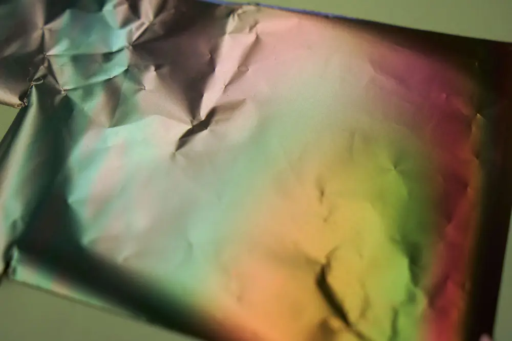 Een van de uitdagingen in het productieproces is een zo homogeen mogelijke laagdikte. Aan de kleurverschillen in dit monster (enkele µm silicium) zijn de verschillen in laagdikte en/of brekingsindex goed af te lezen