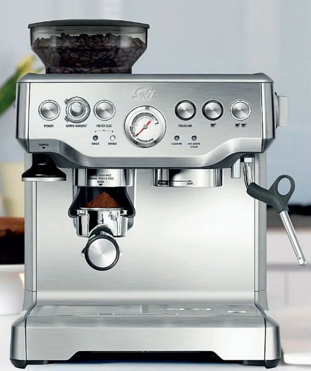 La machine à expresso semi-automatique Solis Grind & Infuse Pro à système de mouture intégré a aussi une fonction eau chaude et vapeur