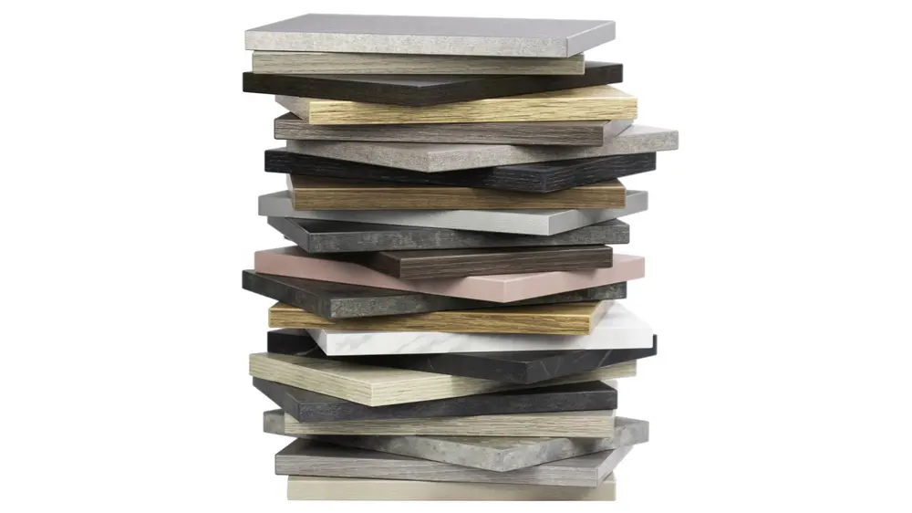 Bij Ostermann zijn voor de keuken-, meubel- en interieurbouwer de passende kanten bij de nieuwe Egger Decoratieve Collectie 2020-22 direct uit voorraad verkrijgbaar
