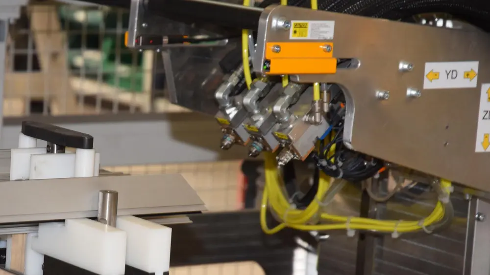 Automaat voor het verlijmen van de profielcontouren