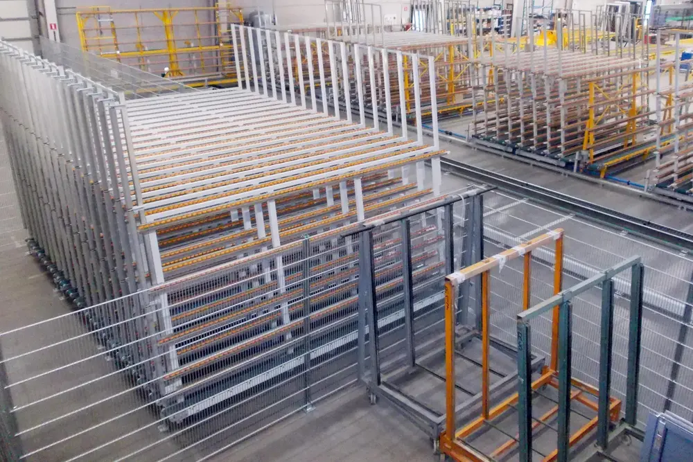 Automatische verdeelwagen met buffer en werktafels