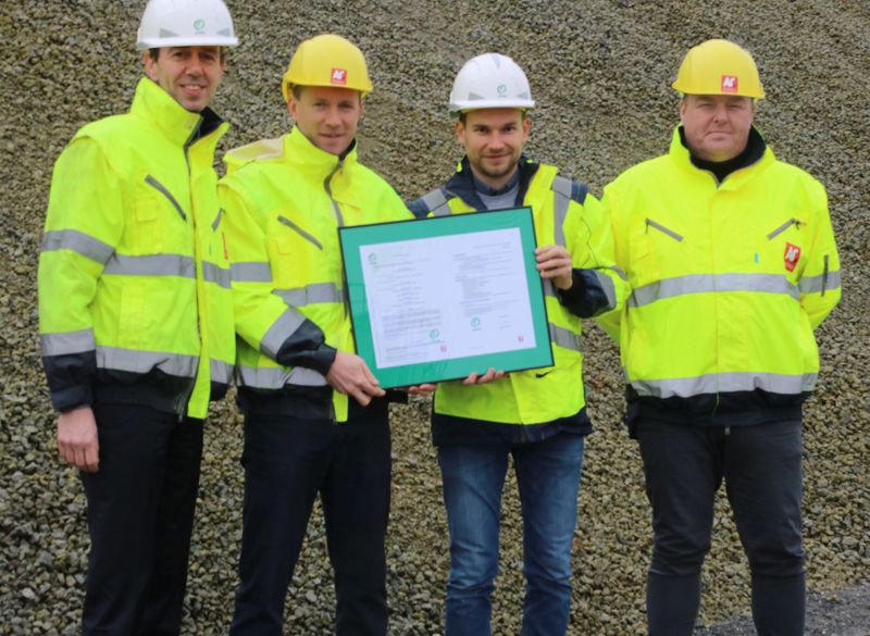 Op 24 februari 2020 werd het allereerste COPRO- en BENOR-certificaat voor de tussenopslag van puin en gerecycleerde granulaten uitgereikt door COPRO aan het depot AC Materials te Vlierzele. Naar aanleiding van deze gebeurtenis kwamen Dirk Van Loo en Micha&euml;l Van Schelvergem van COPRO langs op het depot voor tussenopslag voor de offici&euml;le overhandiging van het certificaat