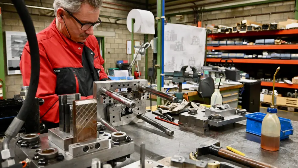 Bij Tools & Dies staat een twintigtal medewerkers in voor de matrijzenbouw. De ene helft staat aan de CNC-bewerkingsmachines, de andere helft monteert en assembleert de matrijzen en onderhoudt die ook