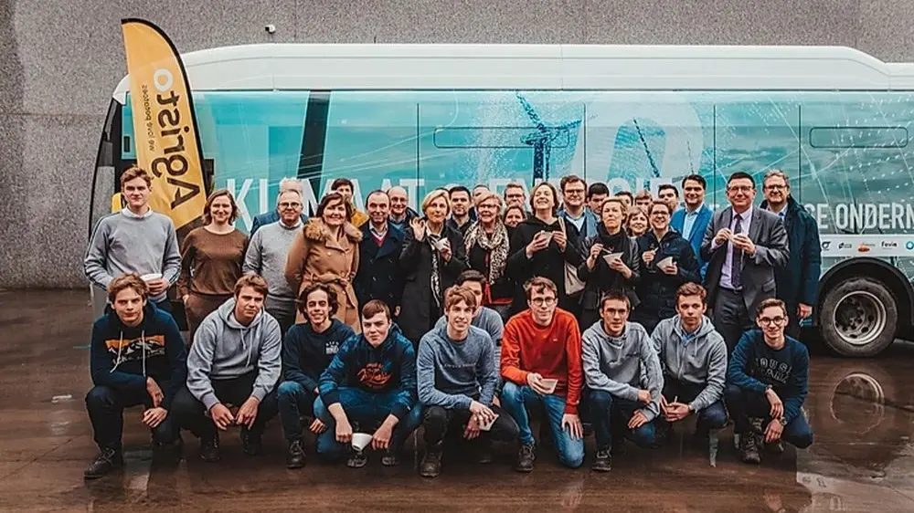 Vlaams minister van Economie en Innovatie Hilde Crevits hield met de zesdejaars Elektromechanica van het VTI in Waregem halt in West-Vlaanderen