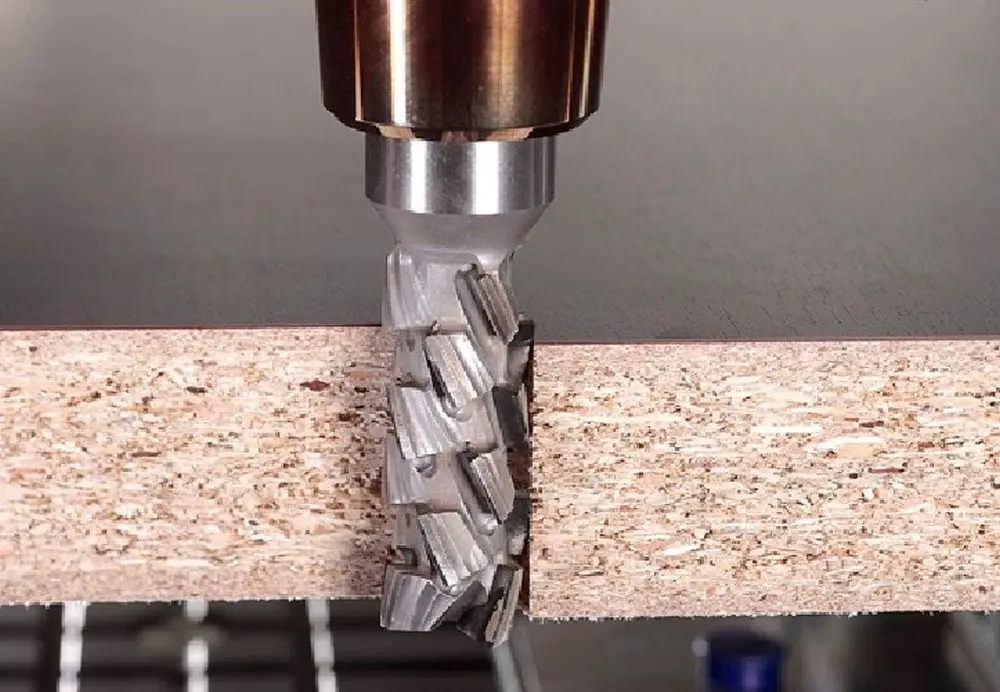 La plupart des imbrications fréquentes sont le délignage et le fraisage, le profilage et le lissage de la plaque inférieure. Mais le perçage et le rainurage font aussi partie des possibilités