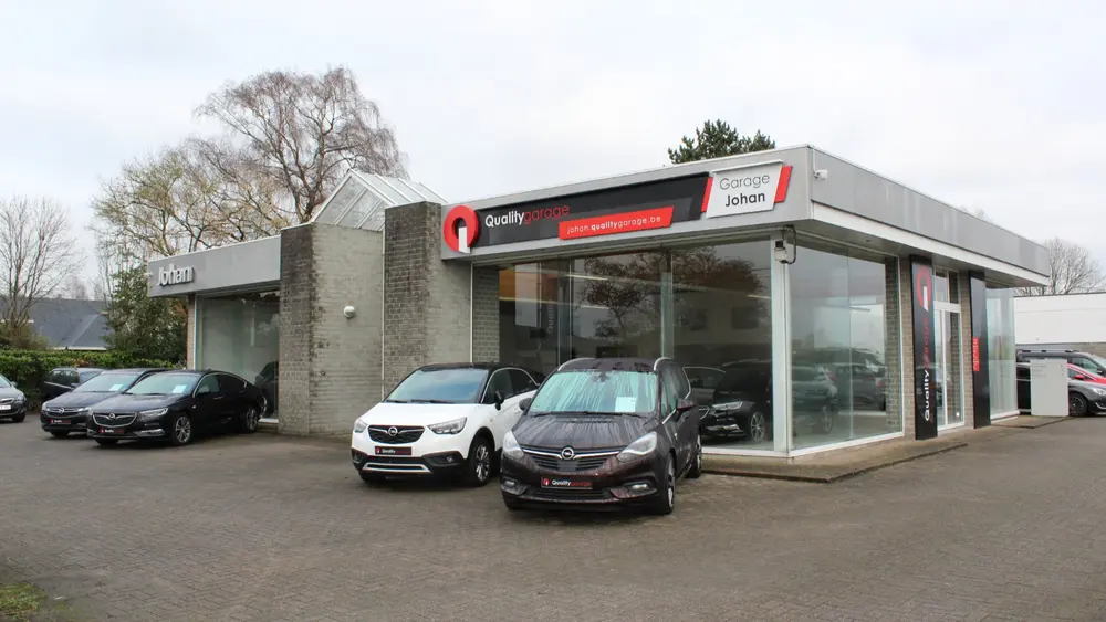 De showroom van de voormalige Opel-dealer kreeg de Qualitygarage-look & feel