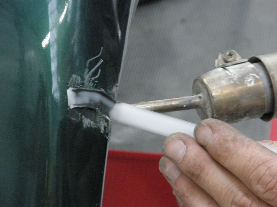 Bij kunststoflassen bepalen de juiste afstand, temperatuur en verwerkingssnelheid in belangrijke mate de kwaliteit van de herstelling