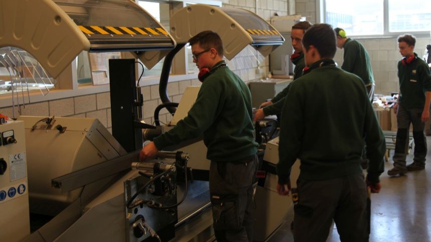 Sommige technische scholen bieden op eigen initiatief al basiskennis over aluminiumschrijnwerk aan, bovenop de huidige leerplannen