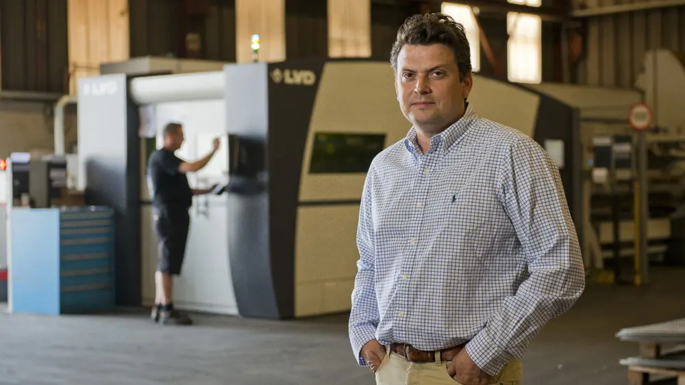 Zaakvoerder Maurice Hayen bij de fiberlasersnijmachine van LVD