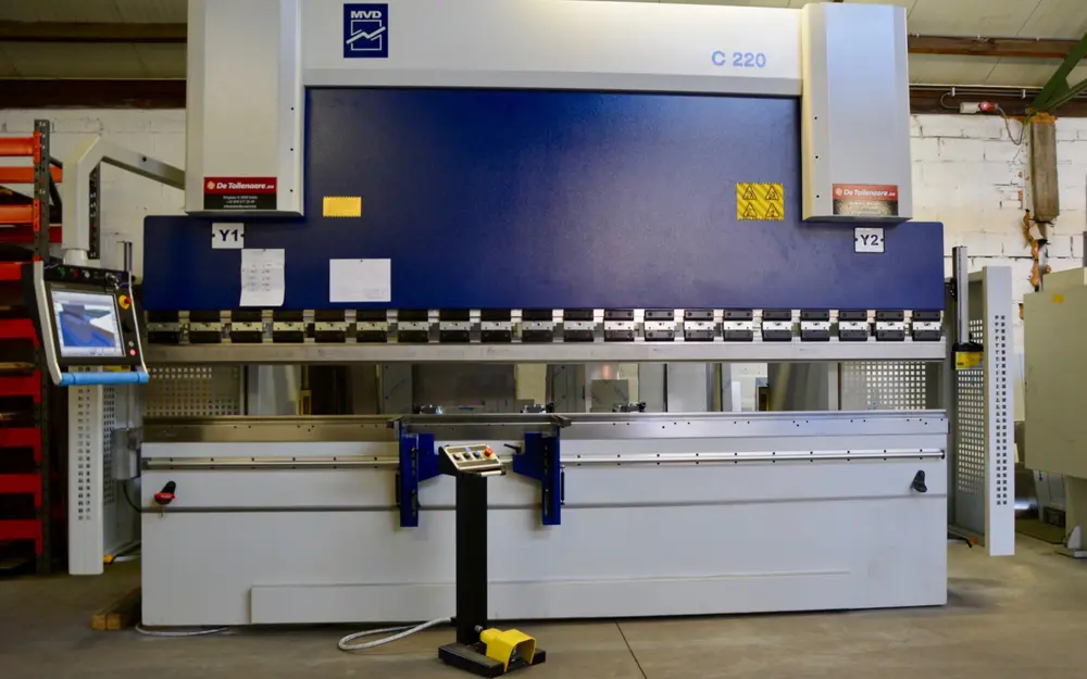 Bij Stiel-Art kozen ze voor de meest volledige besturingsvariant, met touch-screen en 3D-weergave op de HMI. Dit maakt de bediening erg gebruiksvriendelijk, zodat eventuele nieuwe werkkrachten er snel mee weg zullen zijn