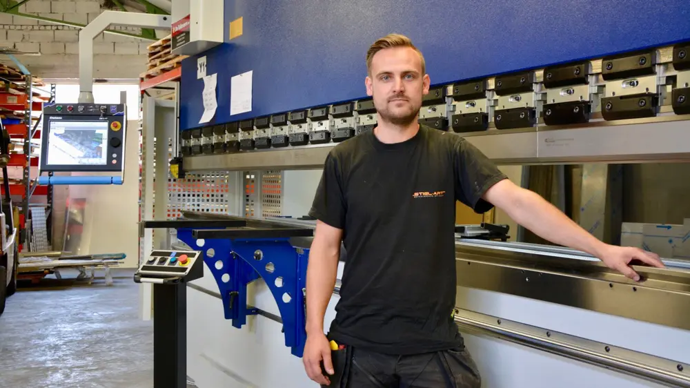Steven Herteller, g&eacute;rant de Stiel-Art, avec la nouvelle plieuse de 4 m&egrave;tres de long