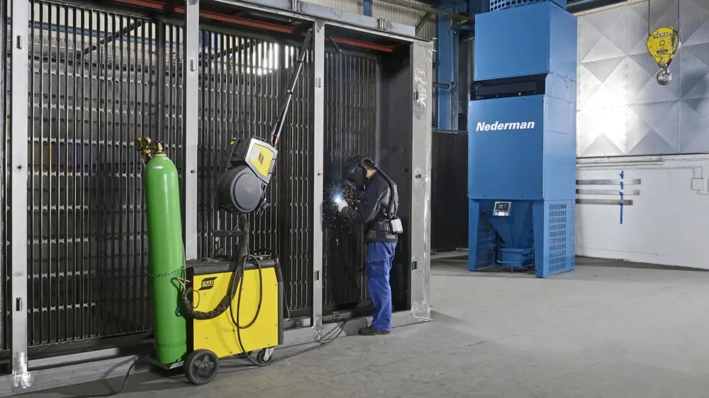 Dans certains cas, comme dans un atelier sans stations de travail fixes, la seule possibilité est une protection personnelle avec filtre et masque de surpression, associée à un système de nettoyage spatial Foto: Nederman