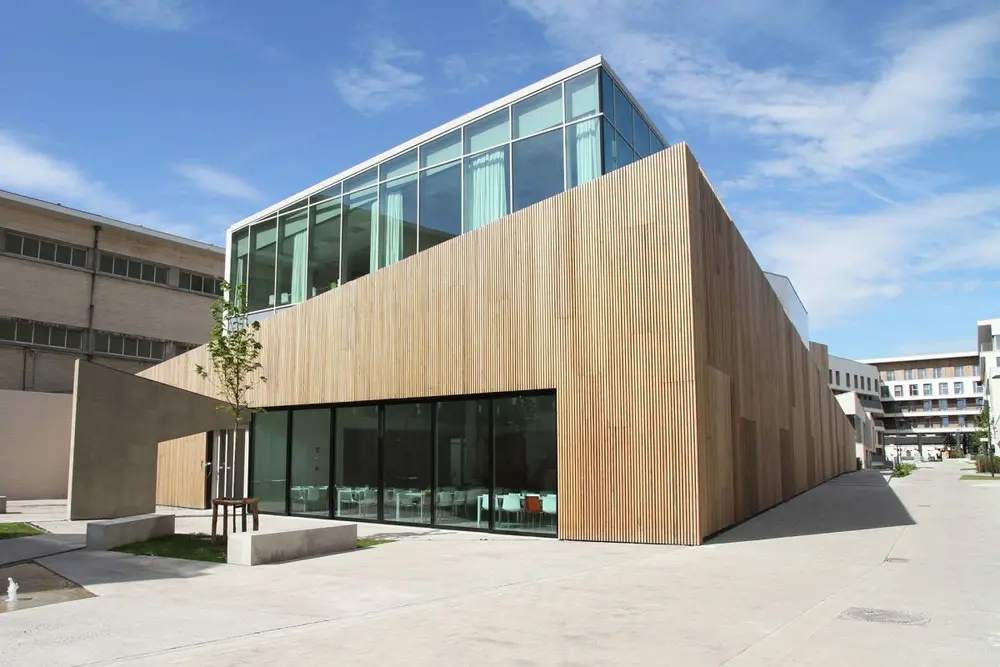 Platowood heeft zijn productieproces geoptimaliseerd om van geplatoniseerd Frak&eacute; resthout lange planken te maken, bedoeld voor gevelbekleding