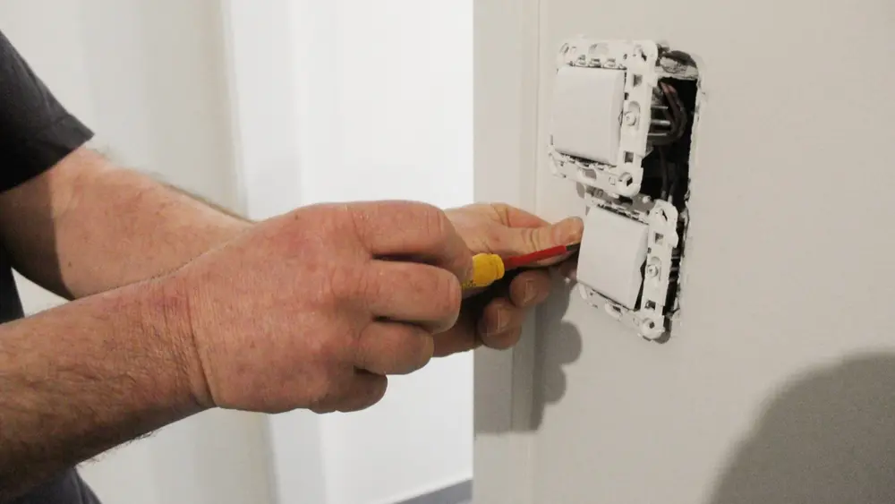 Elektricien Marc Callebaut nam bij de vernieuwbouw van een kinesistenpraktijk met studio de elektrische installatie op zich