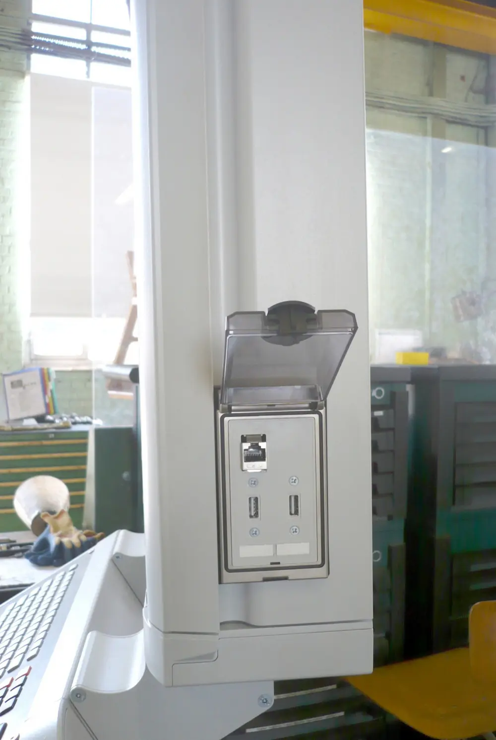 De TNC640 CNC-besturing heeft gigabitethernet en USB-netwerkinterfaces om data weg te schrijven voor werkvoorbereiding en back-ups