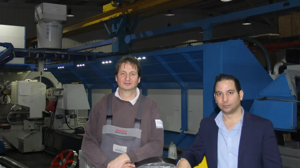 Filip Morreels van Hydrauliek Morreels en Rachid El Arfaoui van Colt in de werkplaats van de hydraulicaspecialist